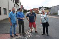 Arbeitskreis Bau zu Gast in Klein Heidorn - Mitglieder des Arbeitskreise beobachten die Verkehrssituation am Frachtweg.