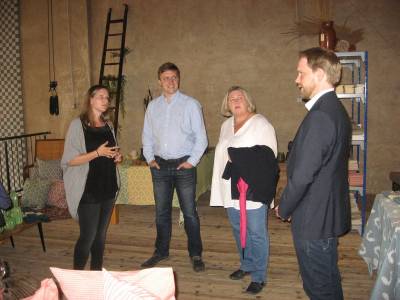 Sommertour 2017 Sebastian Lechnerm, MdL - Die Geschwister Lara Himmel (links) und Adrian Seegers (rechts) erläutern den Unionspolitikern die Umbauarbeiten.