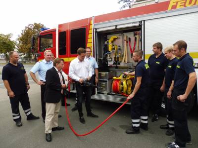 Besuch Feuerwehr Wunstorf - Das neue Hilfeleistungsfahrzeug der Feuwehr Wunstorf wird vom Bürgermeister Rolf-Axel Ebehard und Sebastian Lechner, MdL in Augenschein genommen.